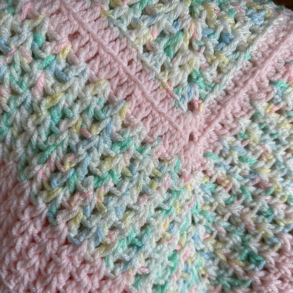 Baby blanket. Hand crochet. Soft pastel colors. - Picture 9 of 9
